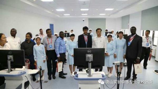 唐山實(shí)驗(yàn)中專師生喜迎國(guó)際職業(yè)技術(shù)教育大會(huì)國(guó)內(nèi)外嘉賓的到來(lái)