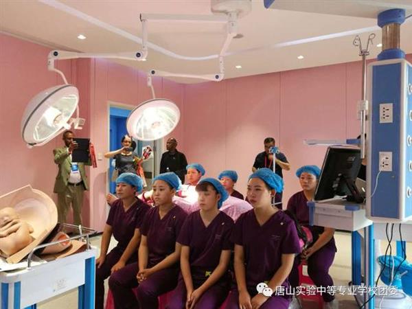 唐山實(shí)驗(yàn)中專師生喜迎國(guó)際職業(yè)技術(shù)教育大會(huì)國(guó)內(nèi)外嘉賓的到來(lái)