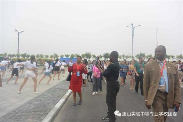 唐山實(shí)驗(yàn)中專師生喜迎國(guó)際職業(yè)技術(shù)教育大會(huì)國(guó)內(nèi)外嘉賓的到來(lái)
