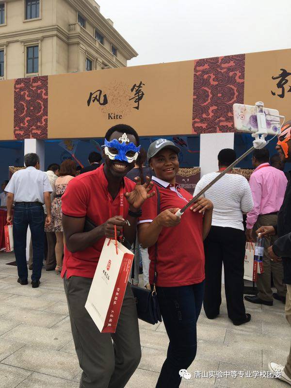 唐山實(shí)驗(yàn)中專師生喜迎國(guó)際職業(yè)技術(shù)教育大會(huì)國(guó)內(nèi)外嘉賓的到來(lái)