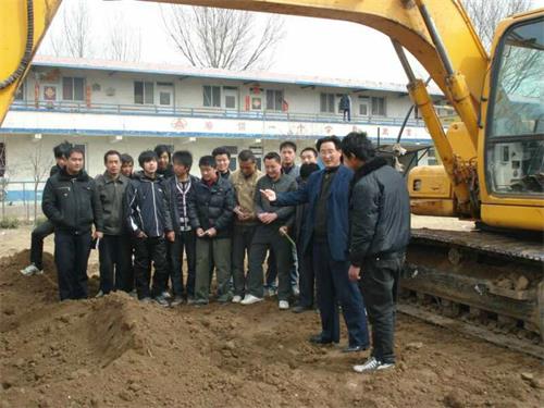 挖掘機(jī)能做哪些工作？濟(jì)南駿大挖掘機(jī)學(xué)校幫你神“挖”一下