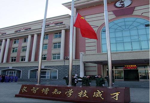 保定新興工業(yè)技工學(xué)校是全日制學(xué)校嗎？學(xué)校提供住宿嗎？