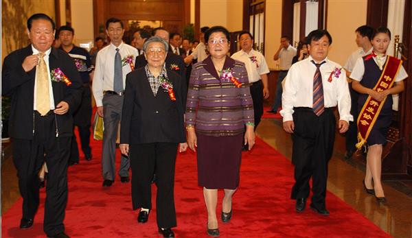 全國政協(xié)副主席錢正英（左一）、十五屆中央委員顧秀蓮（左三）、國務院扶貧主任，政協(xié)常委胡富國（左一）、北方汽車專修學校曹振峰董事長（右一）在人民大會堂共同出席北方學校七千萬扶貧工程