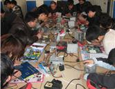 學(xué)生認(rèn)真進行實踐操作